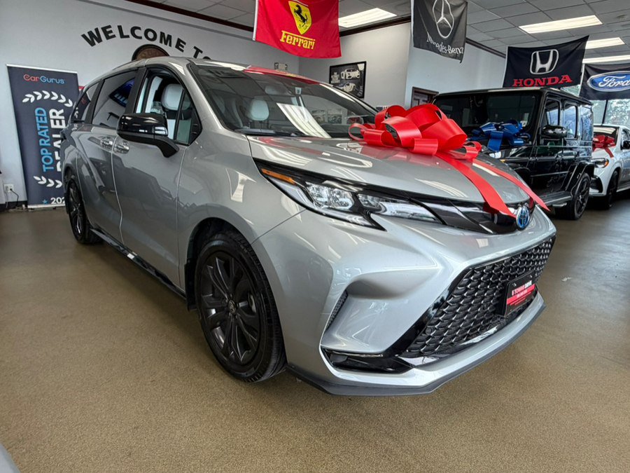 Used 2025 Toyota Sienna XSE FWD image 3