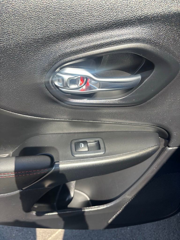 Used 2022 Jeep Cherokee Trailhawk image 11