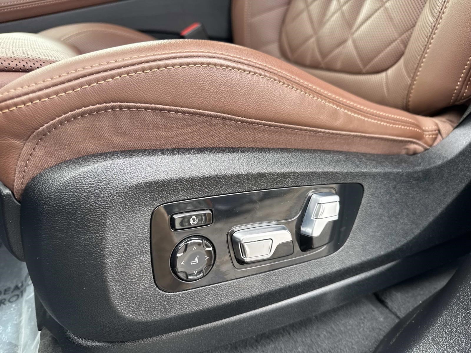 Certified 2024 BMW X7 xDrive40i w/ Executive Package image 21