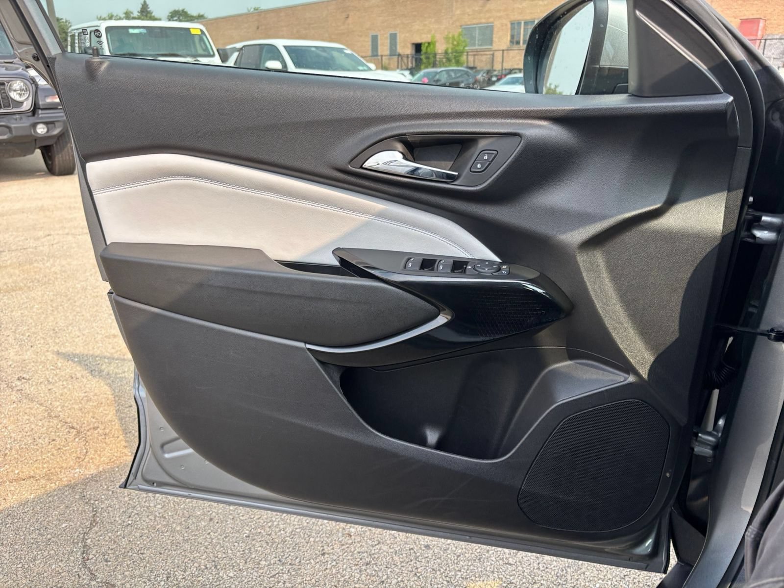 Used 2025 Chevrolet Trax LT FWD image 18