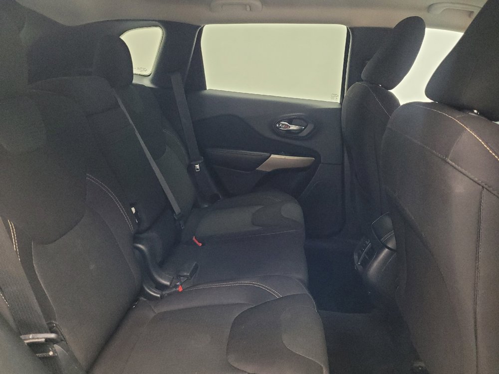 Used 2017 Jeep Cherokee Latitude FWD image 19