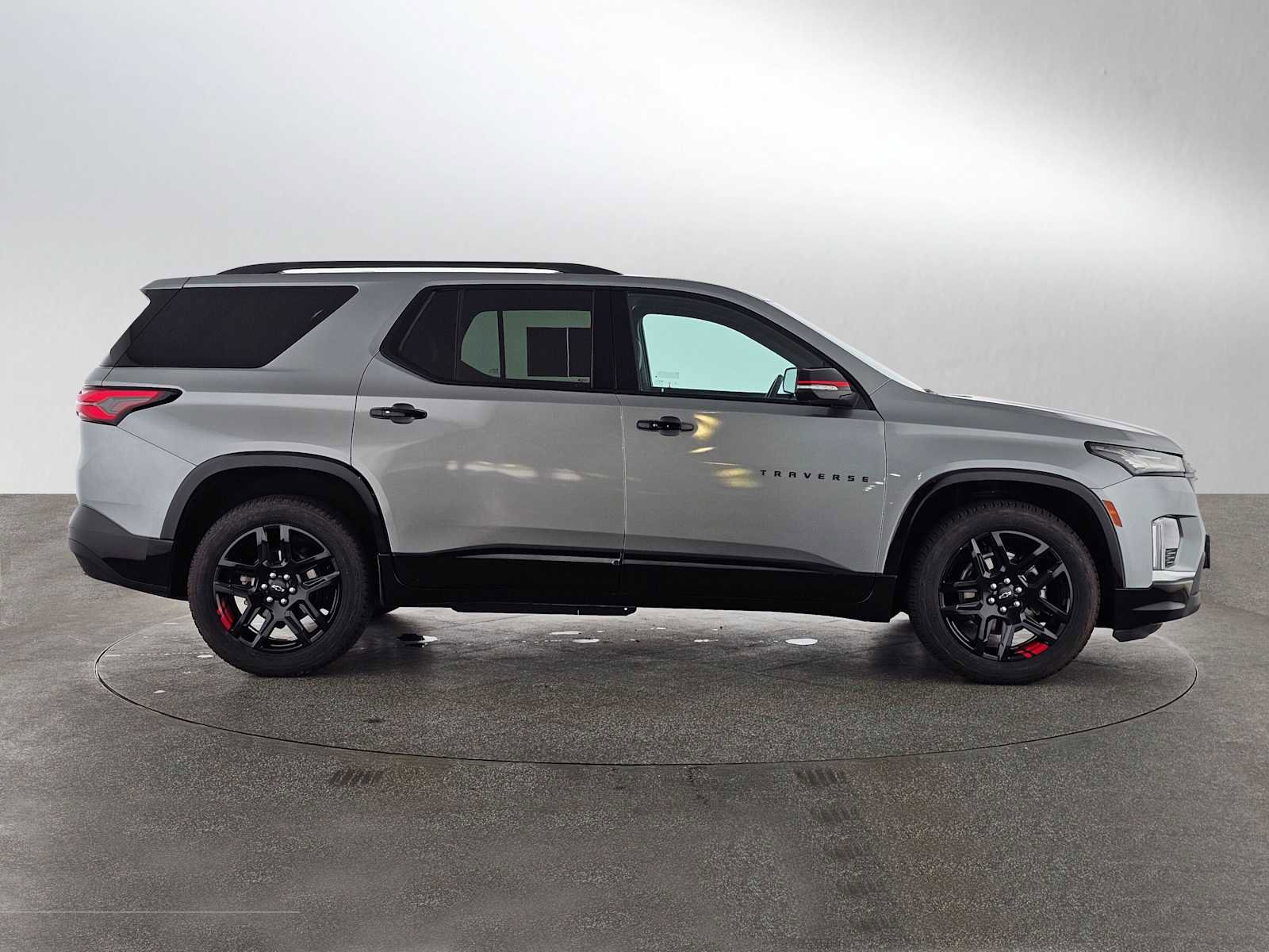 Used 2023 Chevrolet Traverse Premier w/ Redline Edition image 2