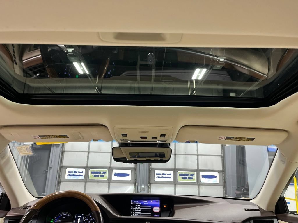 Used 2017 Lexus ES 300h w/ Luxury Package FWD image 36