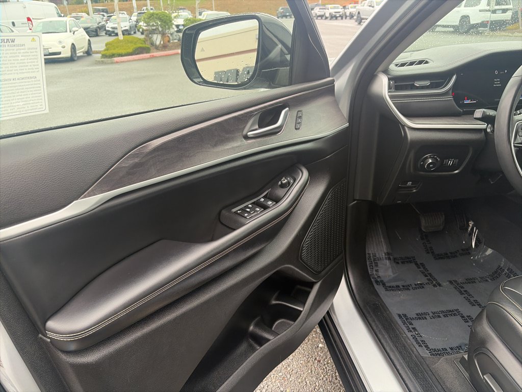 Used 2023 Jeep Grand Cherokee Limited AWD/4WD image 20