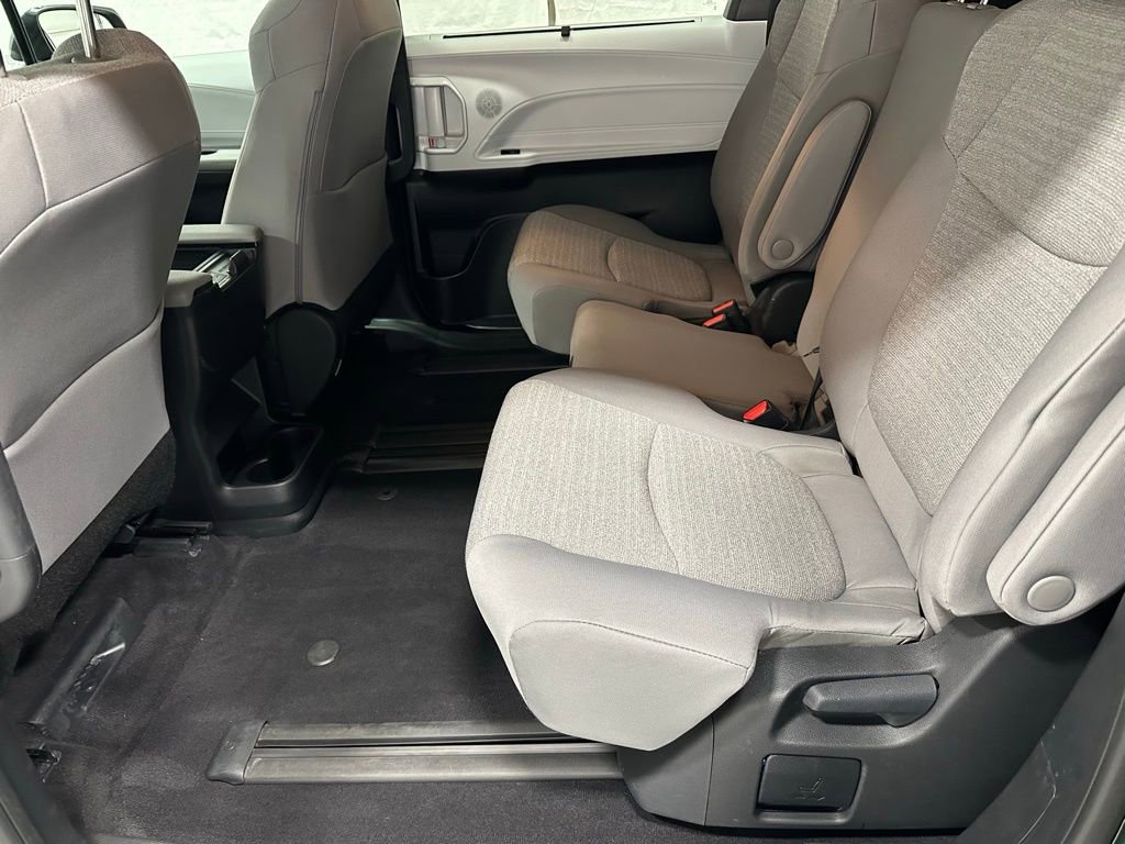 Used 2025 Toyota Sienna LE FWD image 47