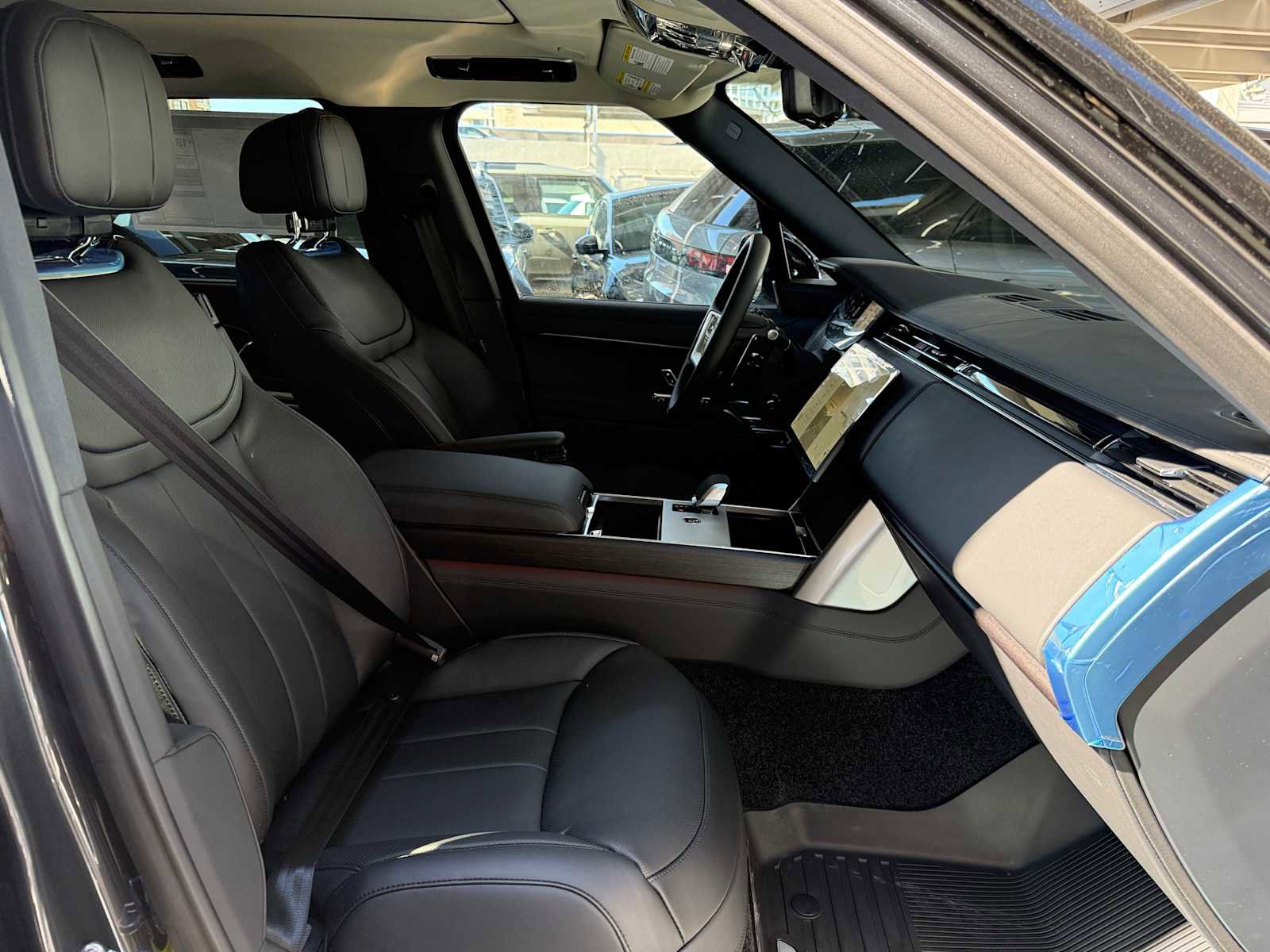 New 2025 Land Rover Range Rover Long Wheelbase SE image 9