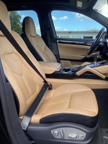 Used 2016 Porsche Cayenne w/ Premium Package AWD/4WD image 30