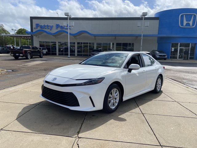 Used 2025 Toyota Camry LE image 4