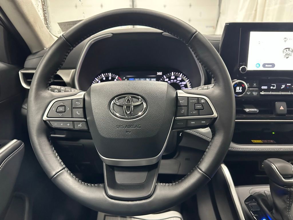Used 2025 Toyota Highlander XLE image 18