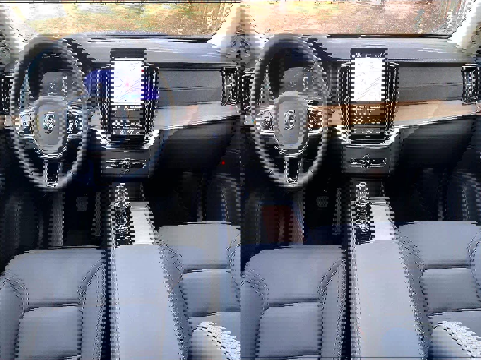 Used 2025 Volvo XC90 B6 Core w/ Protection Package Premier image 18