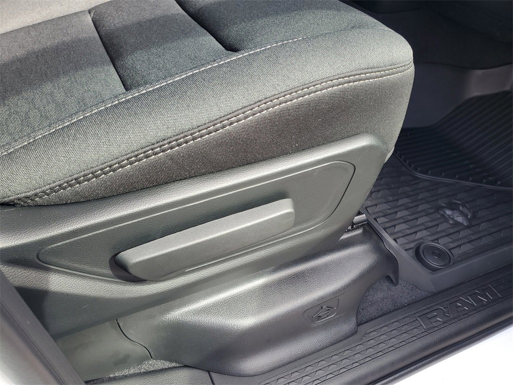 New 2025 RAM 1500 4x4 Crew Cab image 31