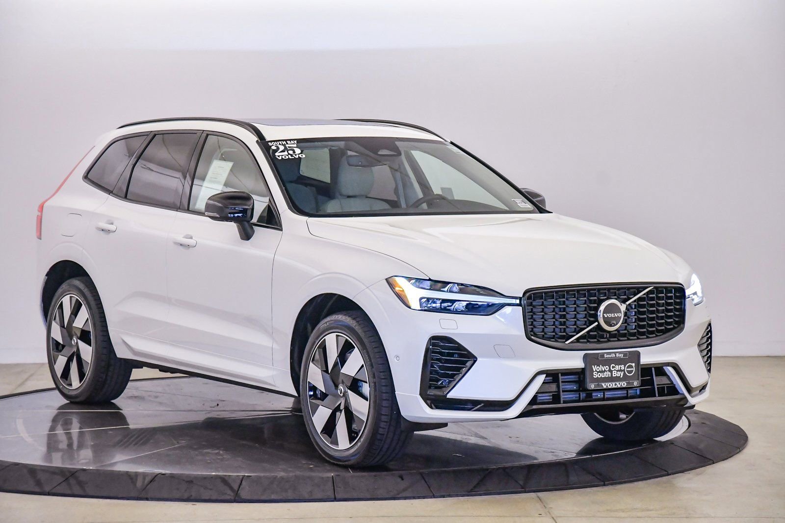 Used 2025 Volvo XC60 T8 Plus w/ Protection Package Premier image 5