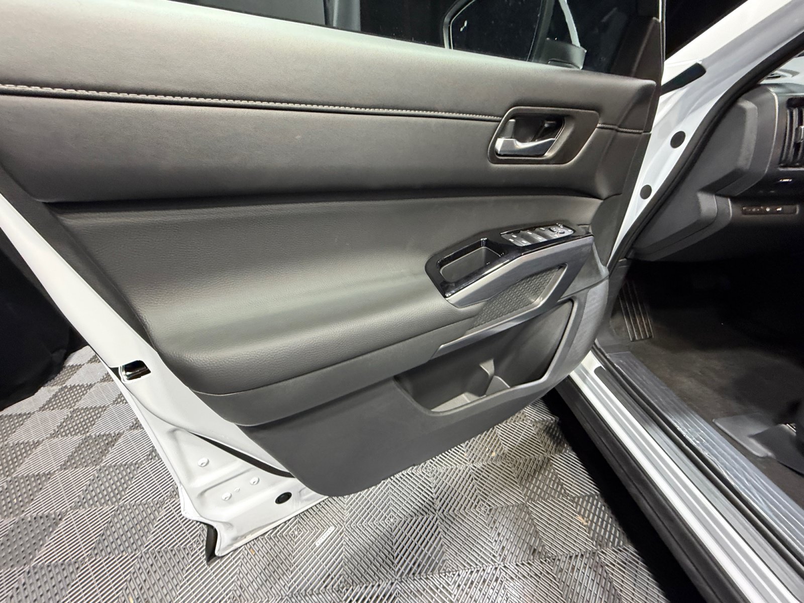 New 2026 Nissan Pathfinder SL AWD/4WD image 13