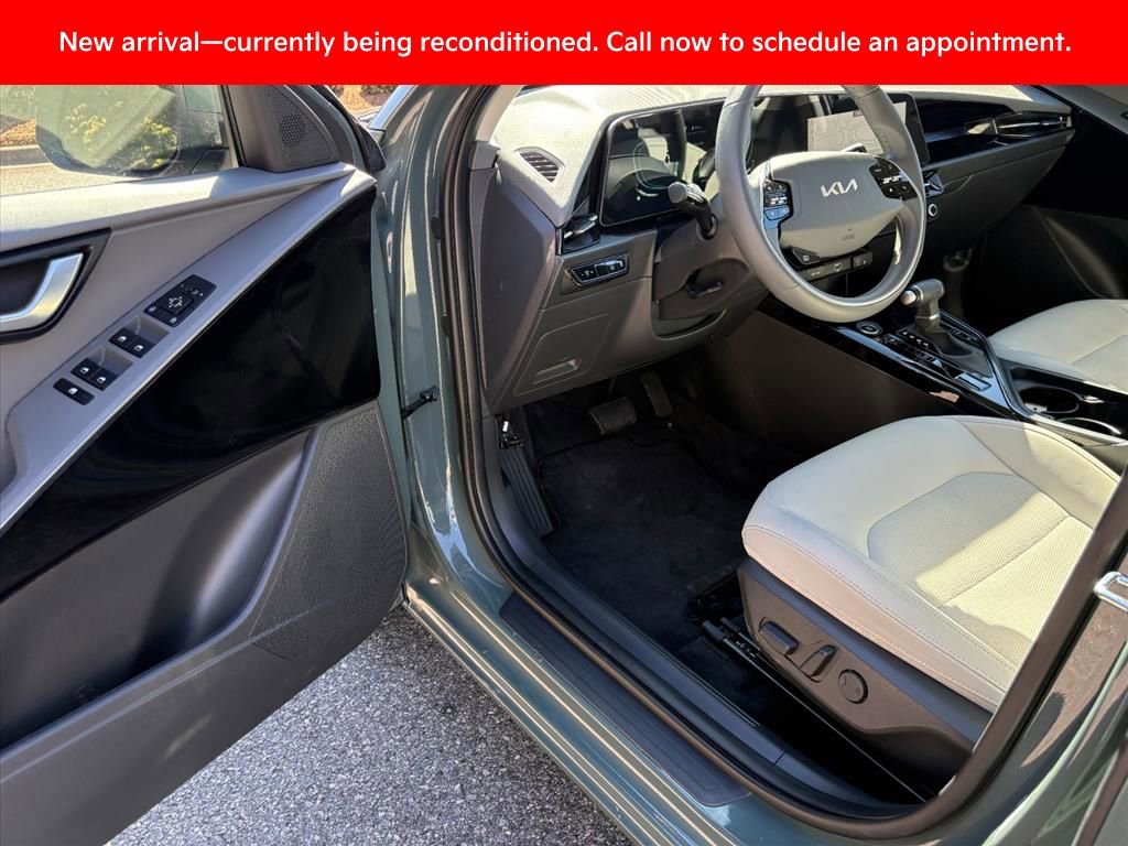 Used 2025 Kia Niro EX image 16