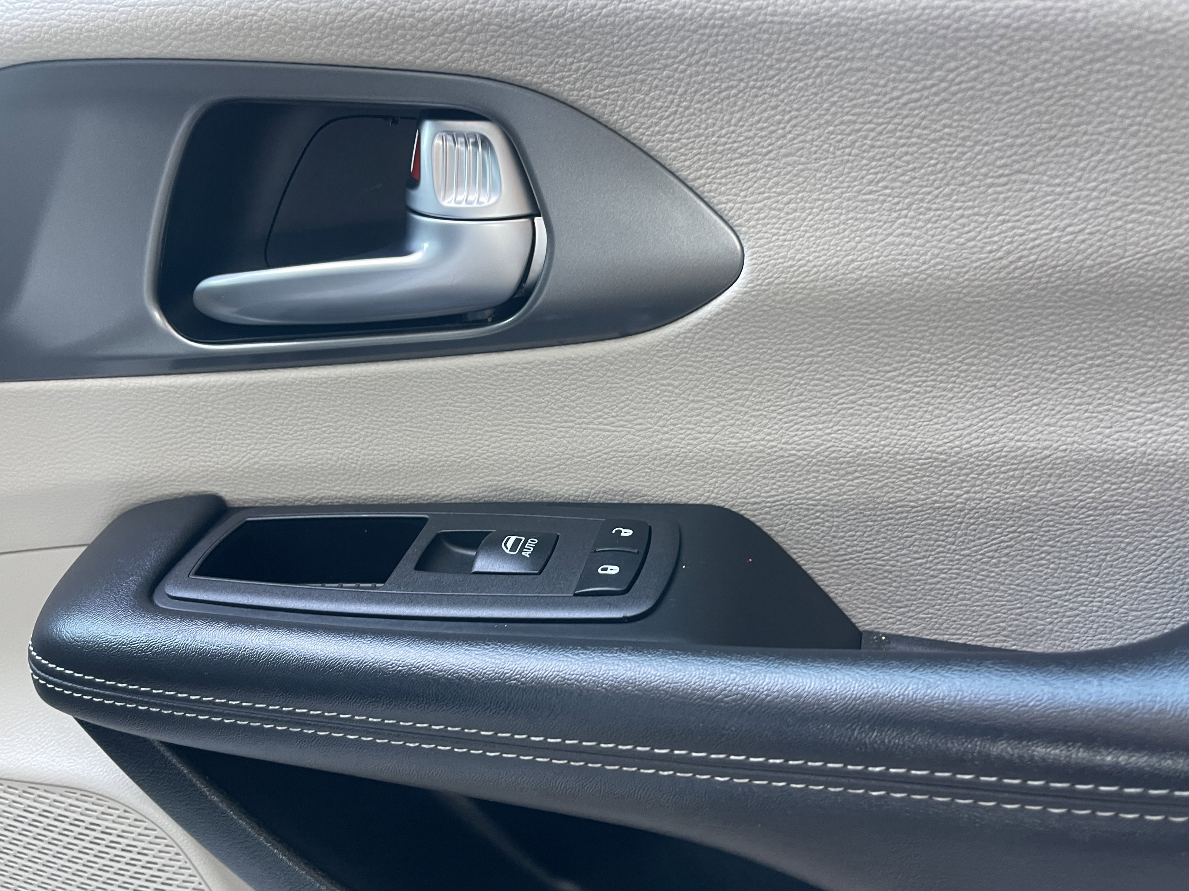 Used 2023 Chrysler Pacifica Touring-L FWD image 27