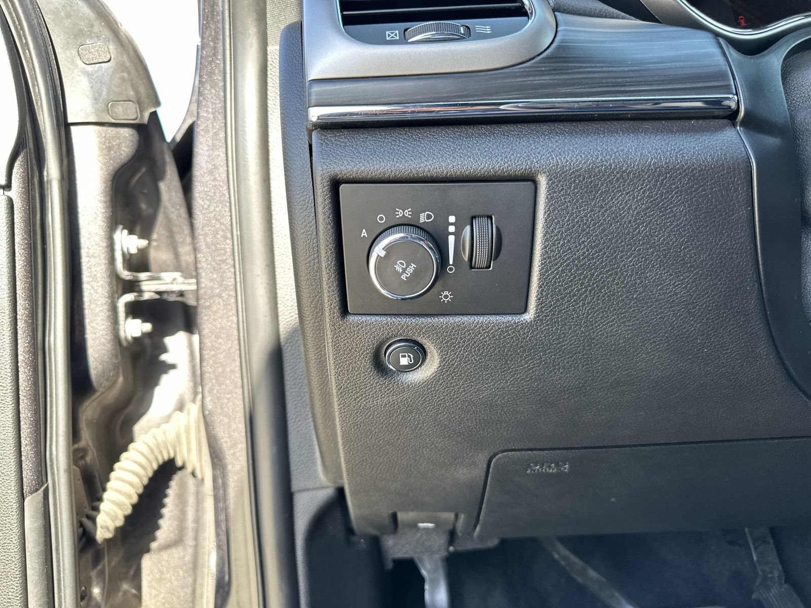 Used 2019 Jeep Grand Cherokee Limited AWD/4WD image 18