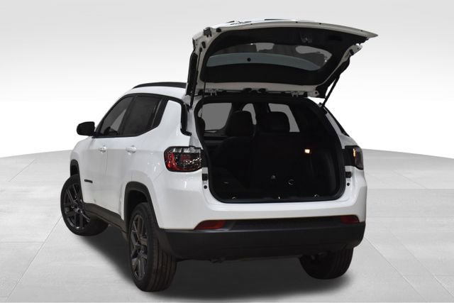 New 2026 Jeep Compass Latitude w/ Sun and Sound Group image 31