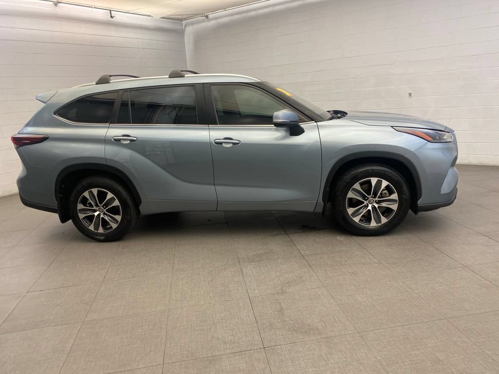 Used 2024 Toyota Highlander XLE FWD image 9