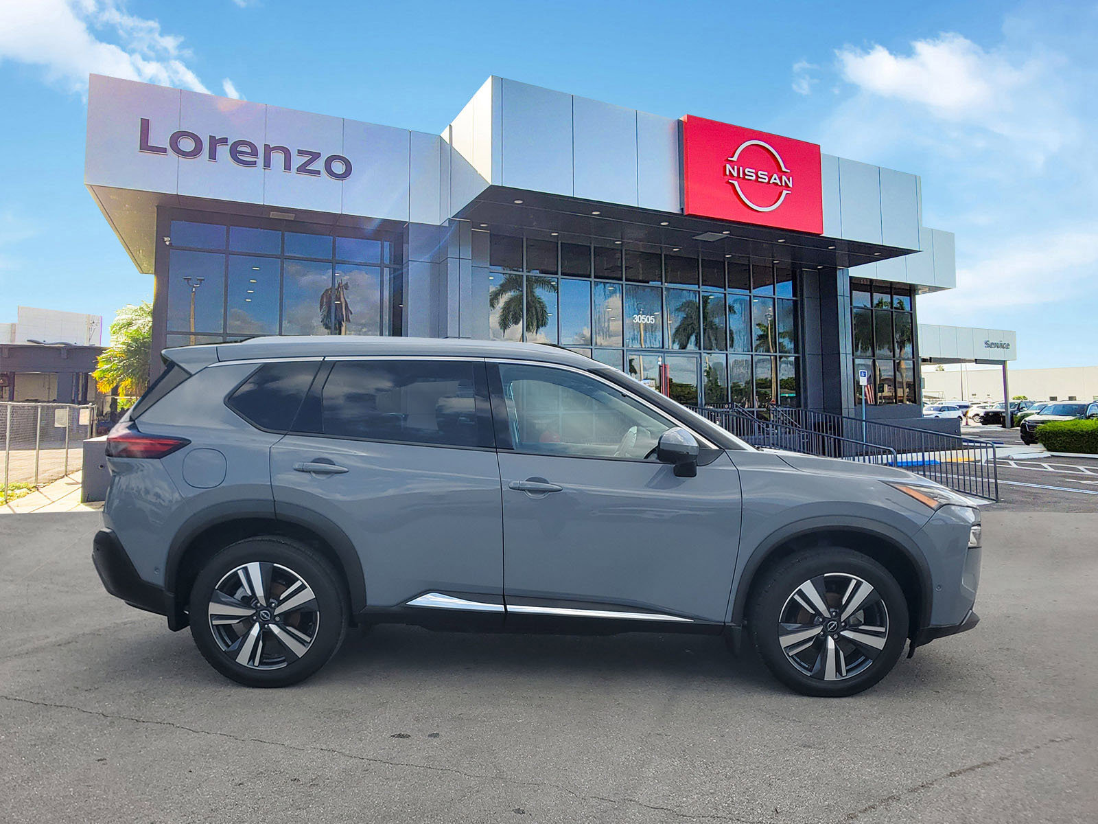 Used 2023 Nissan Rogue SL w/ SL Premium Package image 4