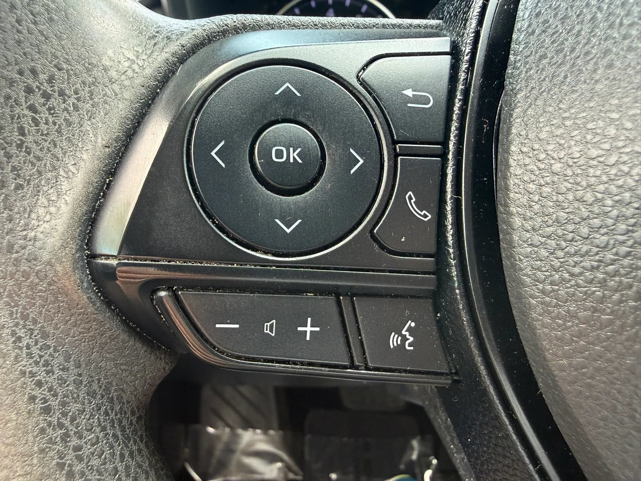 Used 2019 Toyota RAV4 XLE w/ Carpet Mat Package FWD image 12