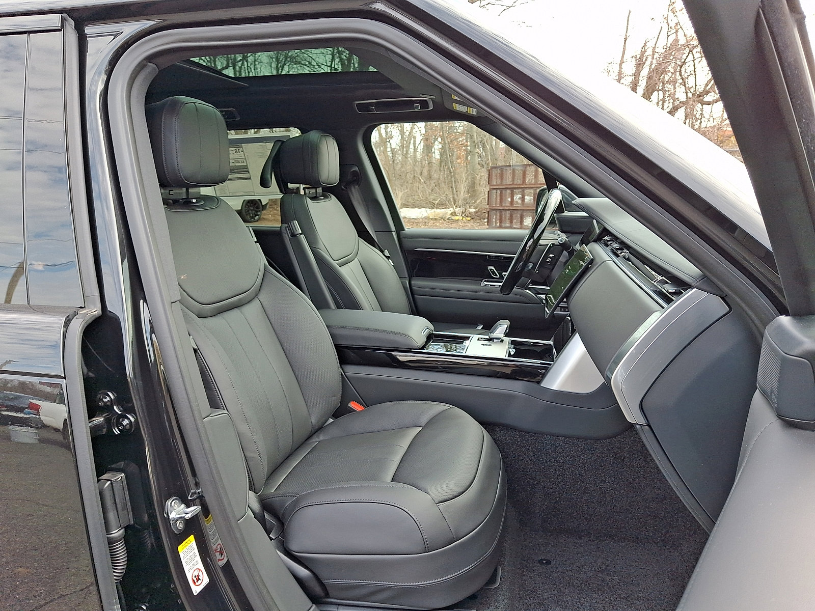 New 2026 Land Rover Range Rover Long Wheelbase SE image 3