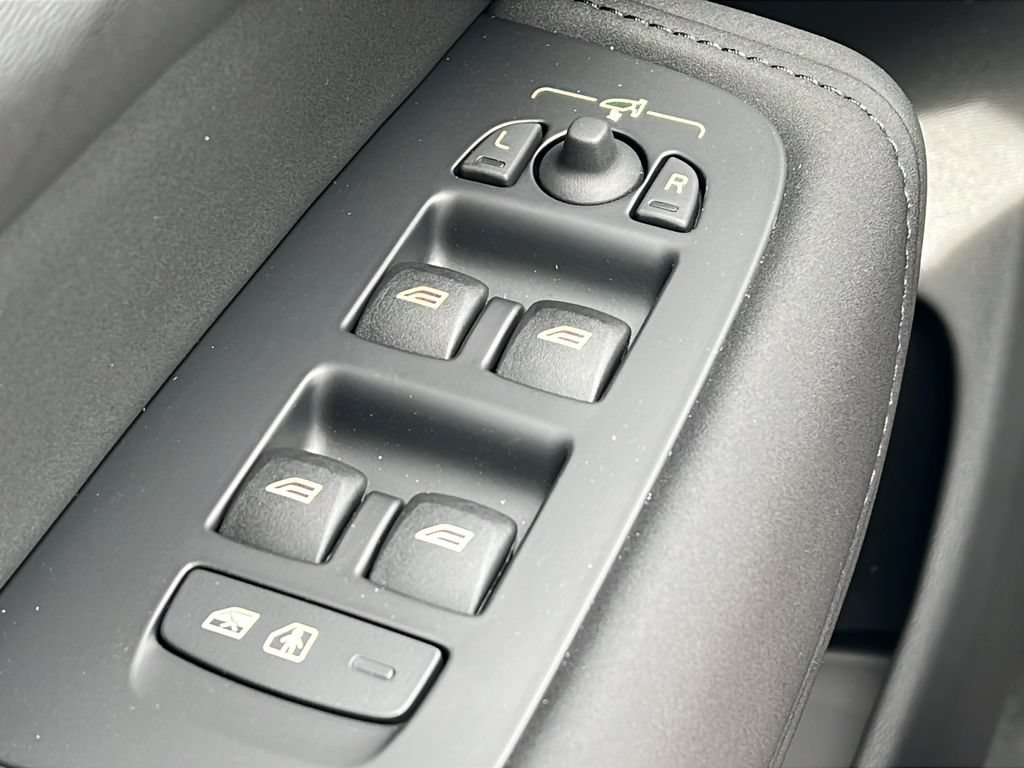 New 2026 Volvo XC60 B5 Plus AWD/4WD image 18