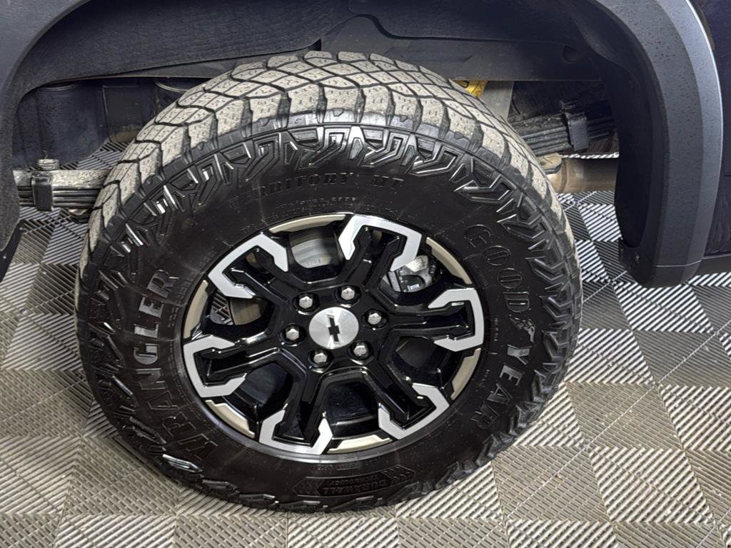 Used 2024 Chevrolet Silverado 1500 ZR2 image 9