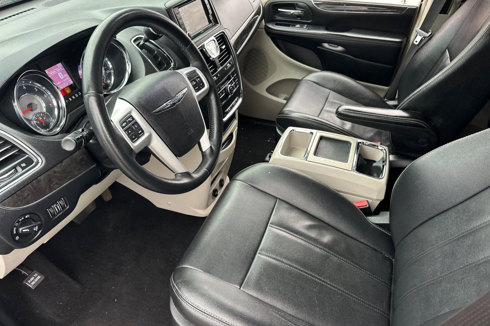 Used 2016 Chrysler Town & Country Touring image 10