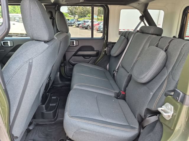 Used 2024 Jeep Wrangler Unlimited Sahara w/ Technology Group AWD/4WD image 27