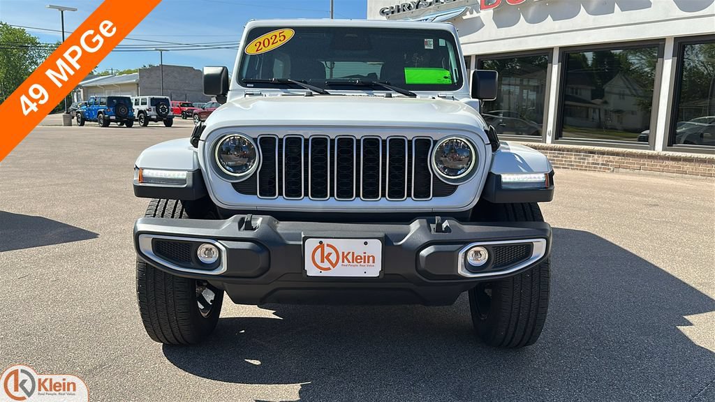Used 2025 Jeep Wrangler Unlimited Sahara AWD/4WD image 2