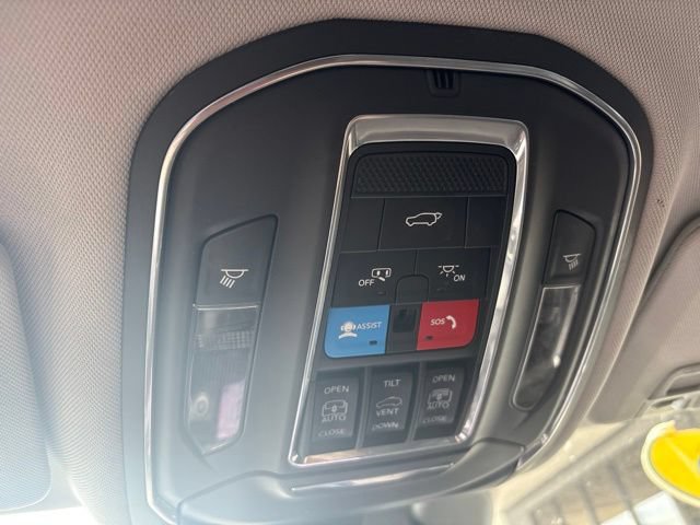 Used 2023 Jeep Grand Cherokee Limited w/ Luxury Tech Group II AWD/4WD image 19