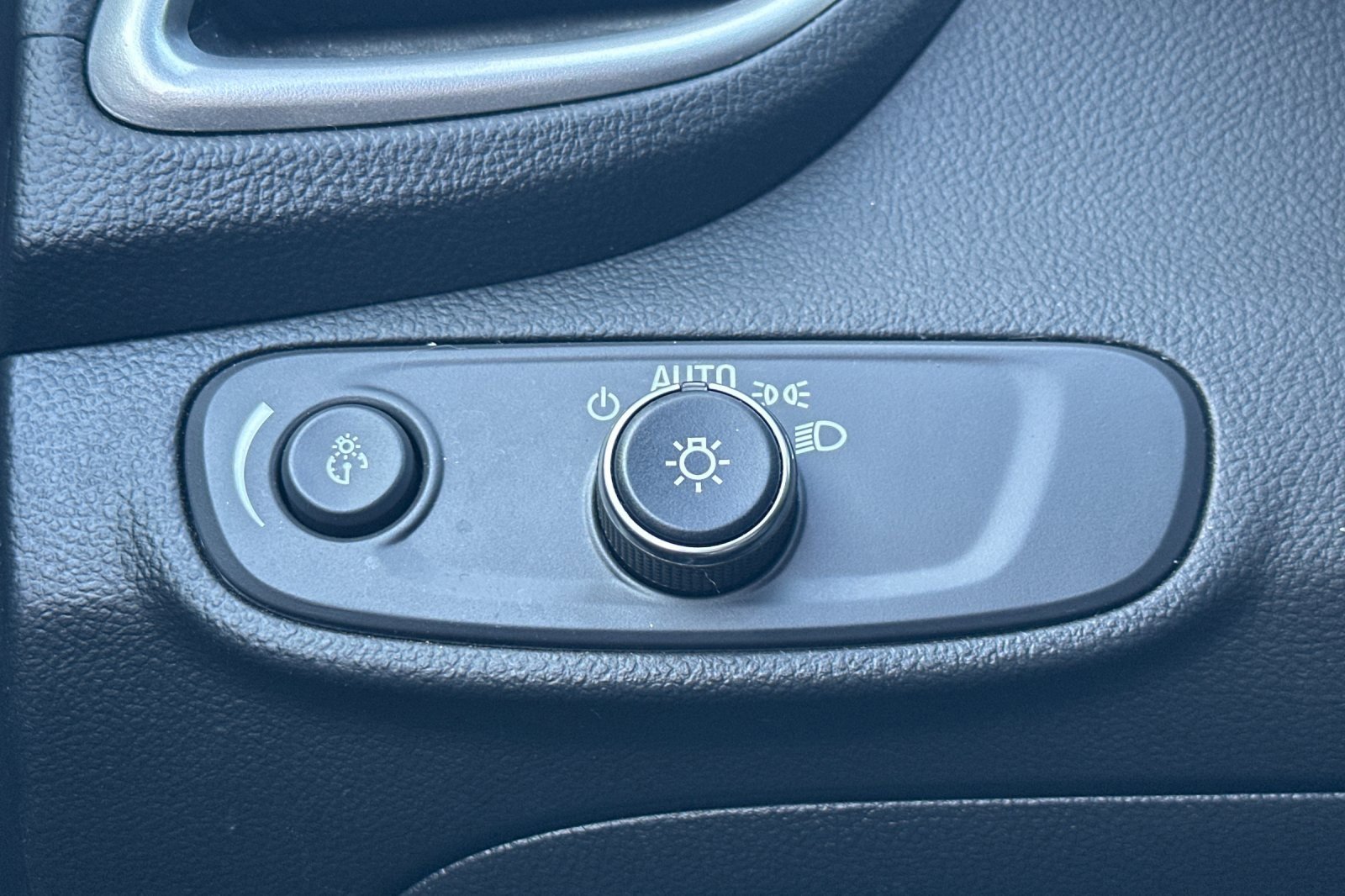 Used 2022 Chevrolet Trax LT w/ LT Convenience Package image 41