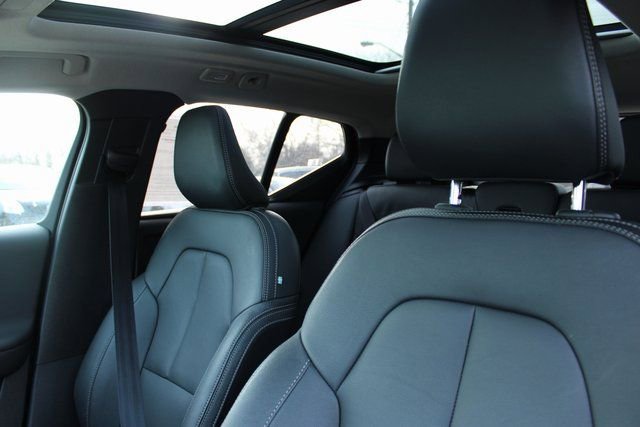 Used 2025 Volvo XC40 B5 Core image 15