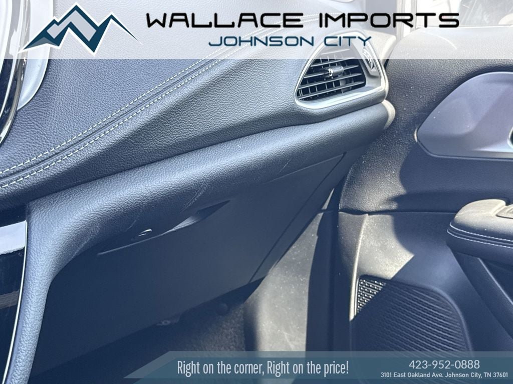 Used 2025 Chrysler Pacifica Limited FWD image 21