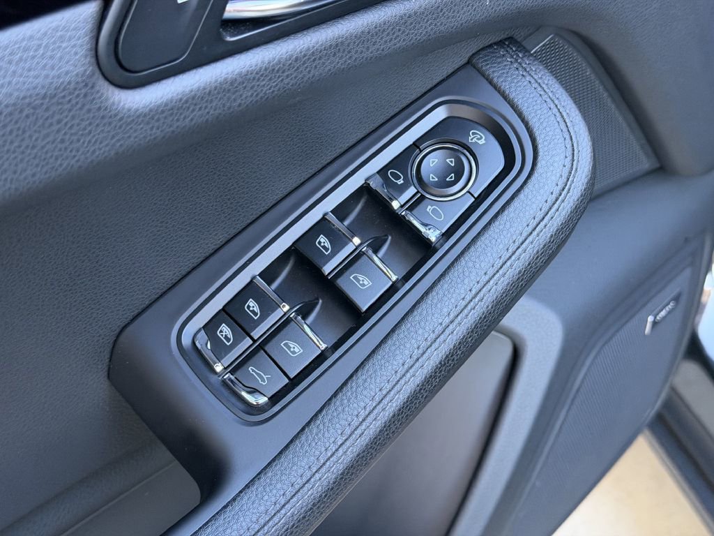 Used 2022 Porsche Macan w/ Premium Package image 26