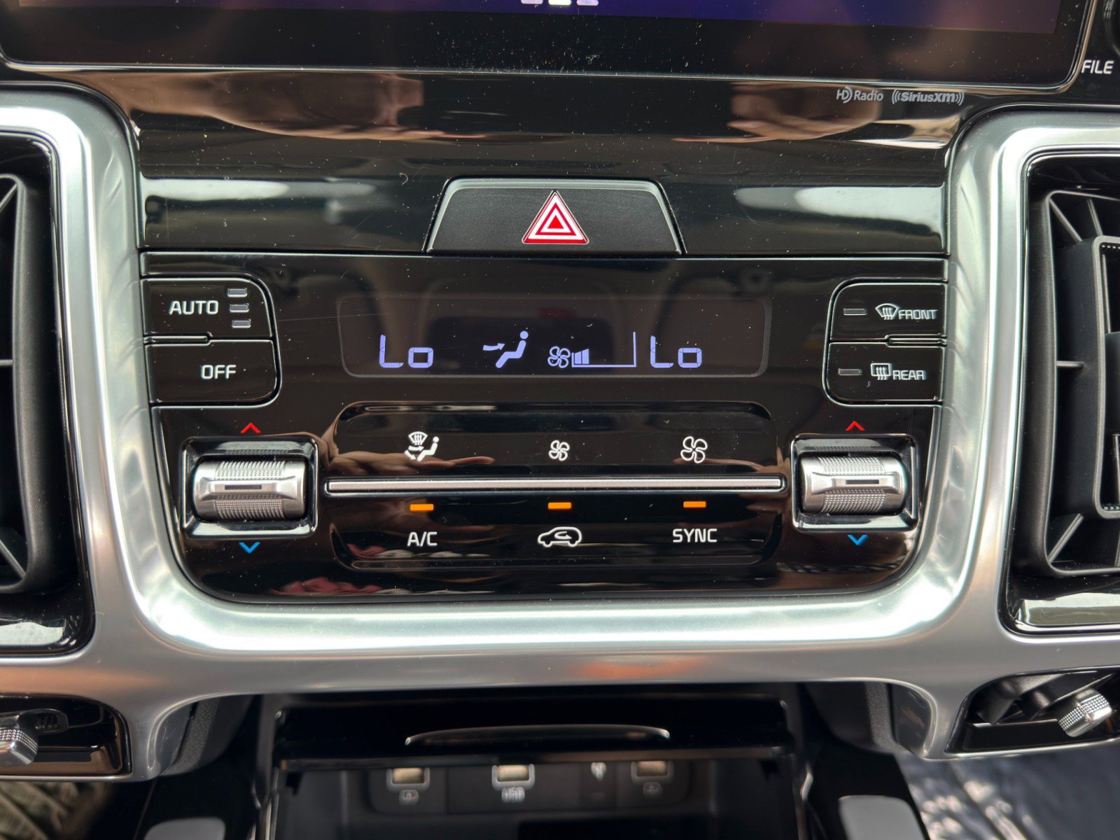 Used 2023 Kia Sorento SX AWD/4WD image 28
