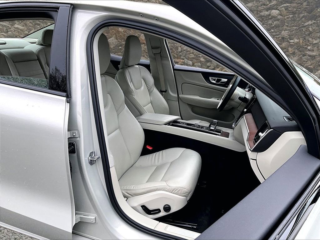 Used 2022 Volvo S60 B5 Momentum w/ Climate Package FWD image 7