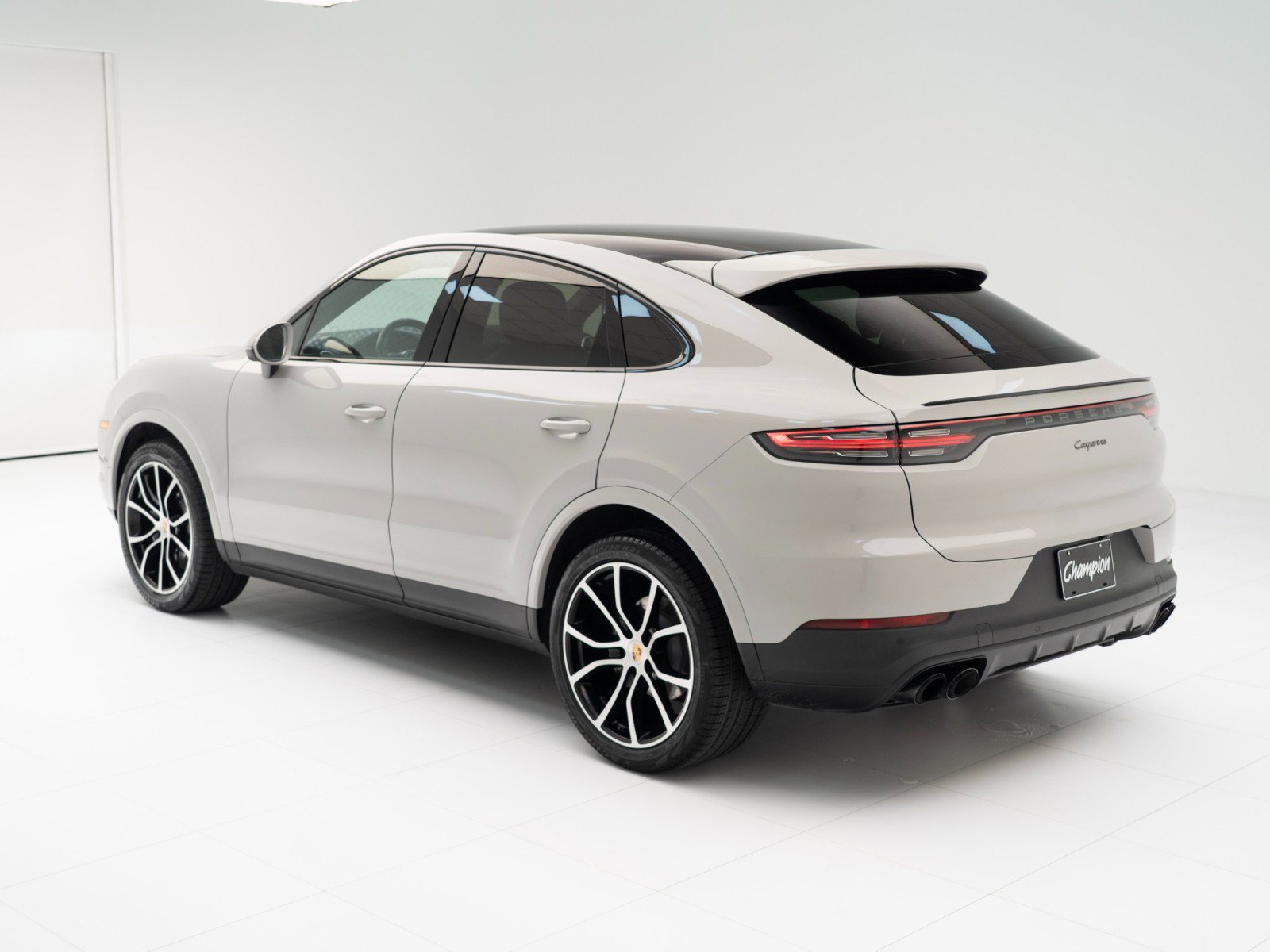 Certified 2022 Porsche Cayenne Platinum Edition image 3