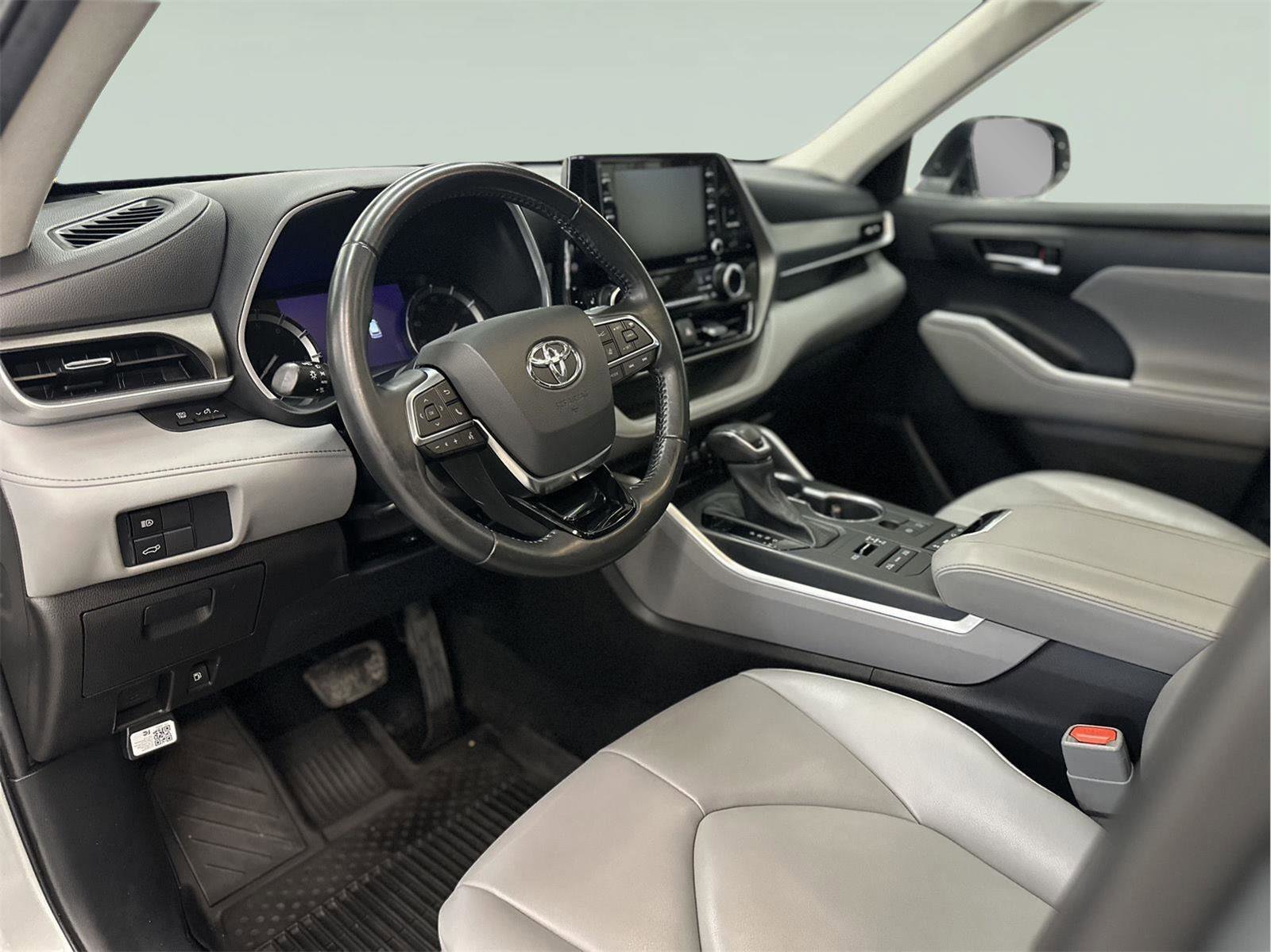 Used 2021 Toyota Highlander XLE image 22