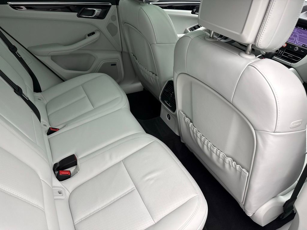Certified 2025 Porsche Macan image 31