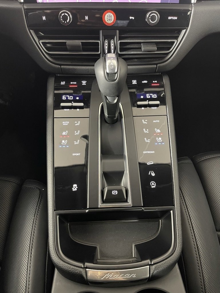 Certified 2025 Porsche Macan image 32