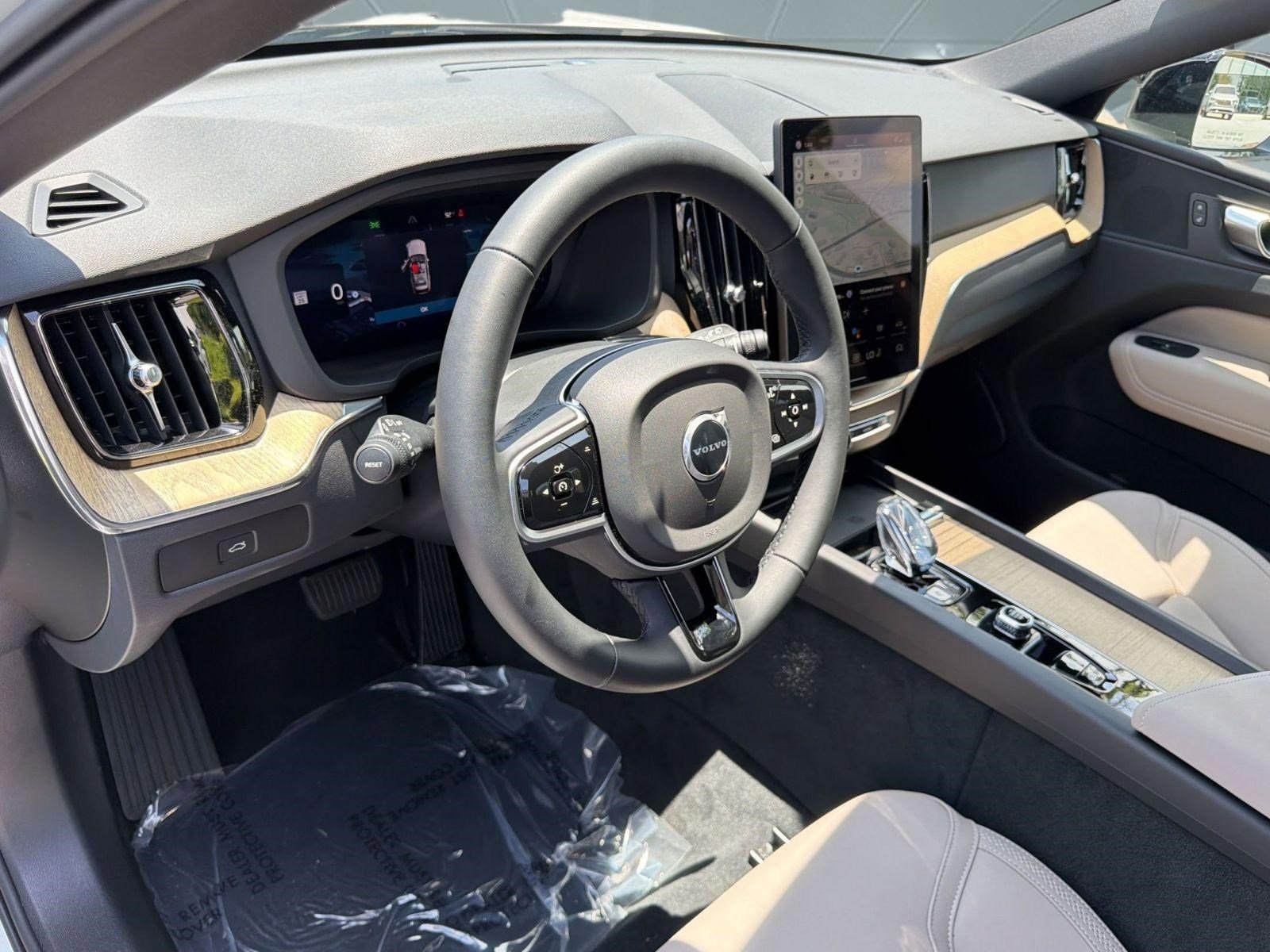 New 2026 Volvo XC60 B5 Plus w/ Climate Package PRO AWD/4WD image 4