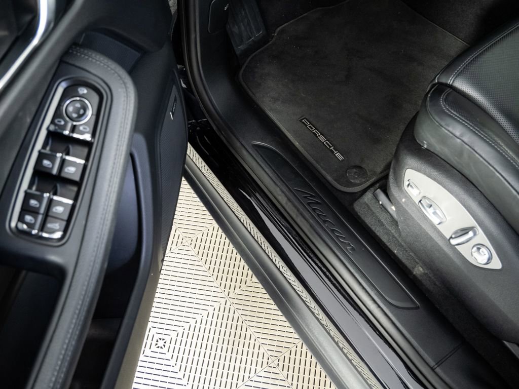Certified 2025 Porsche Macan image 8
