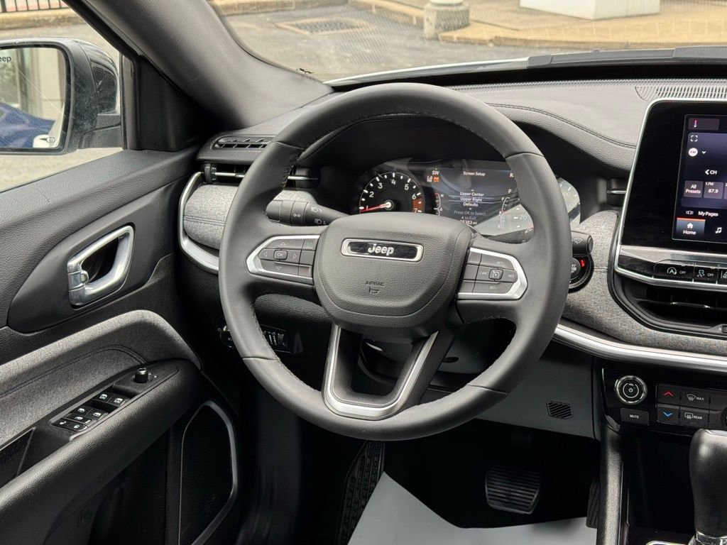 Used 2025 Jeep Compass Latitude image 19