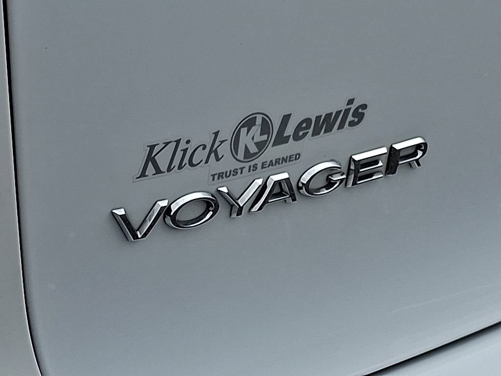 Used 2022 Chrysler Voyager LX image 32
