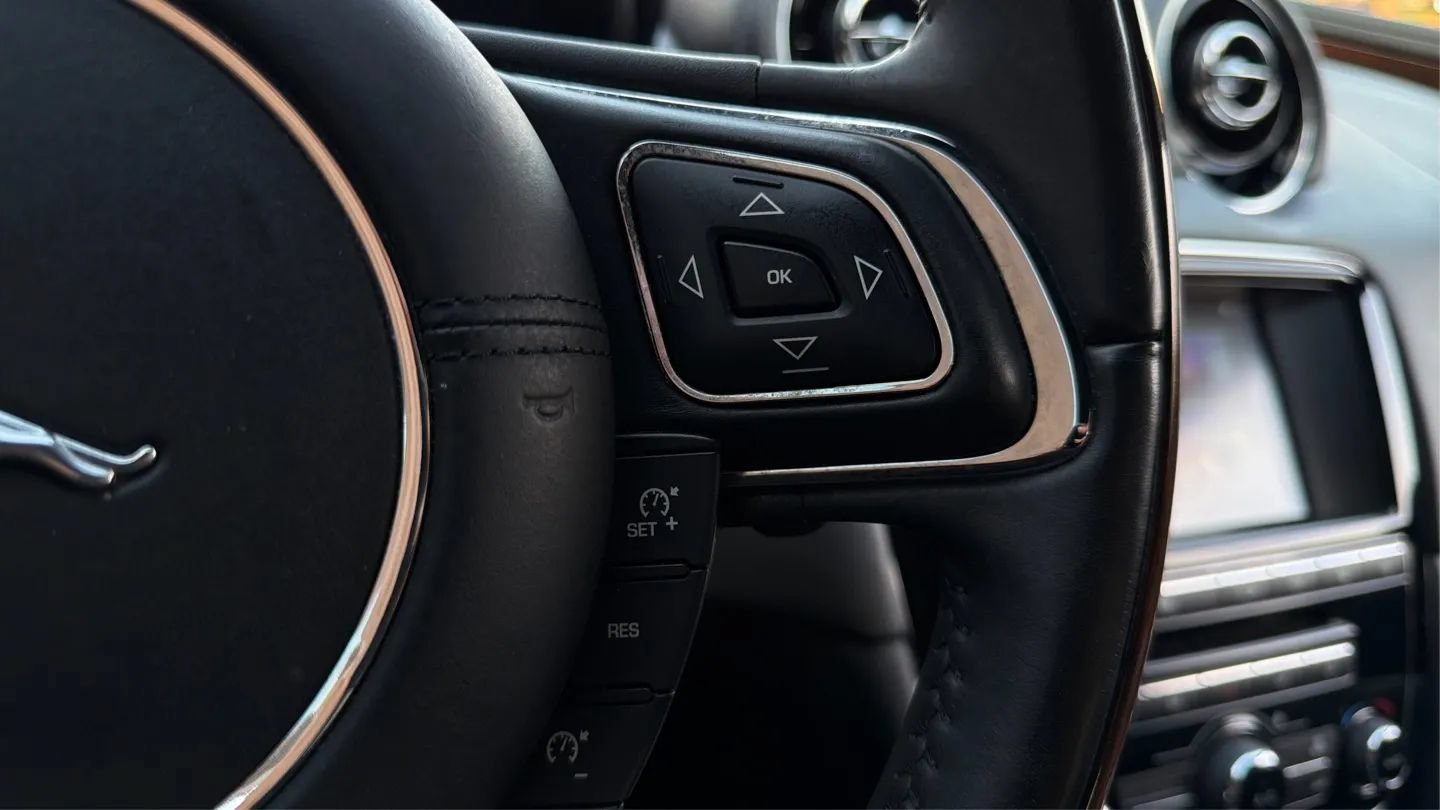 Used 2016 Jaguar XJ L Portfolio RWD image 27