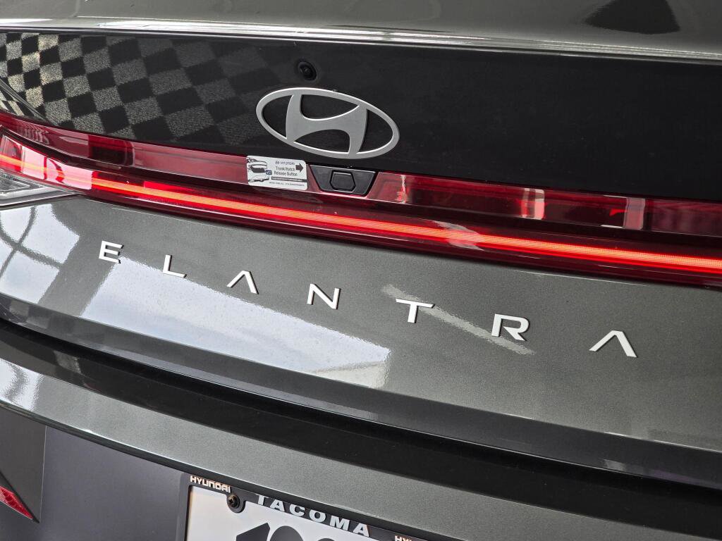 New 2026 Hyundai Elantra Limited FWD image 15