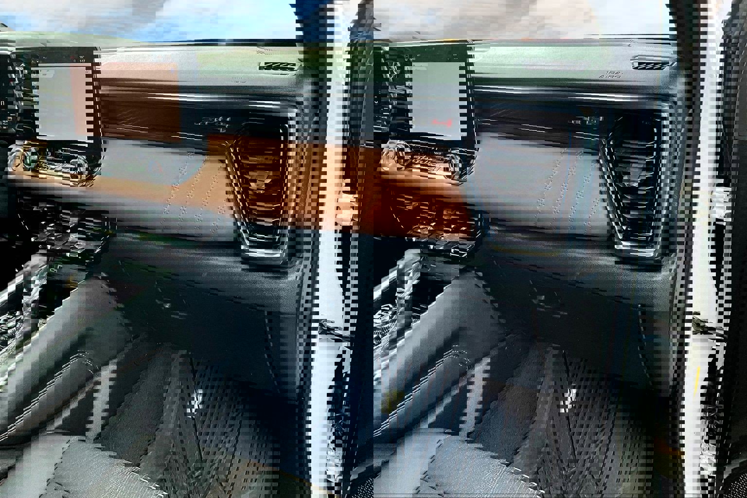 Used 2024 GMC Canyon AT4 w/ Technology Package image 18