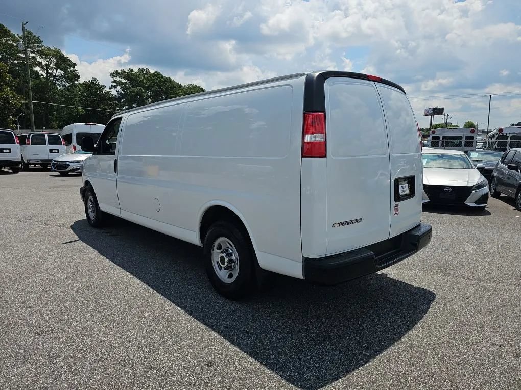 Used 2017 Chevrolet Express 3500 Extended RWD image 4