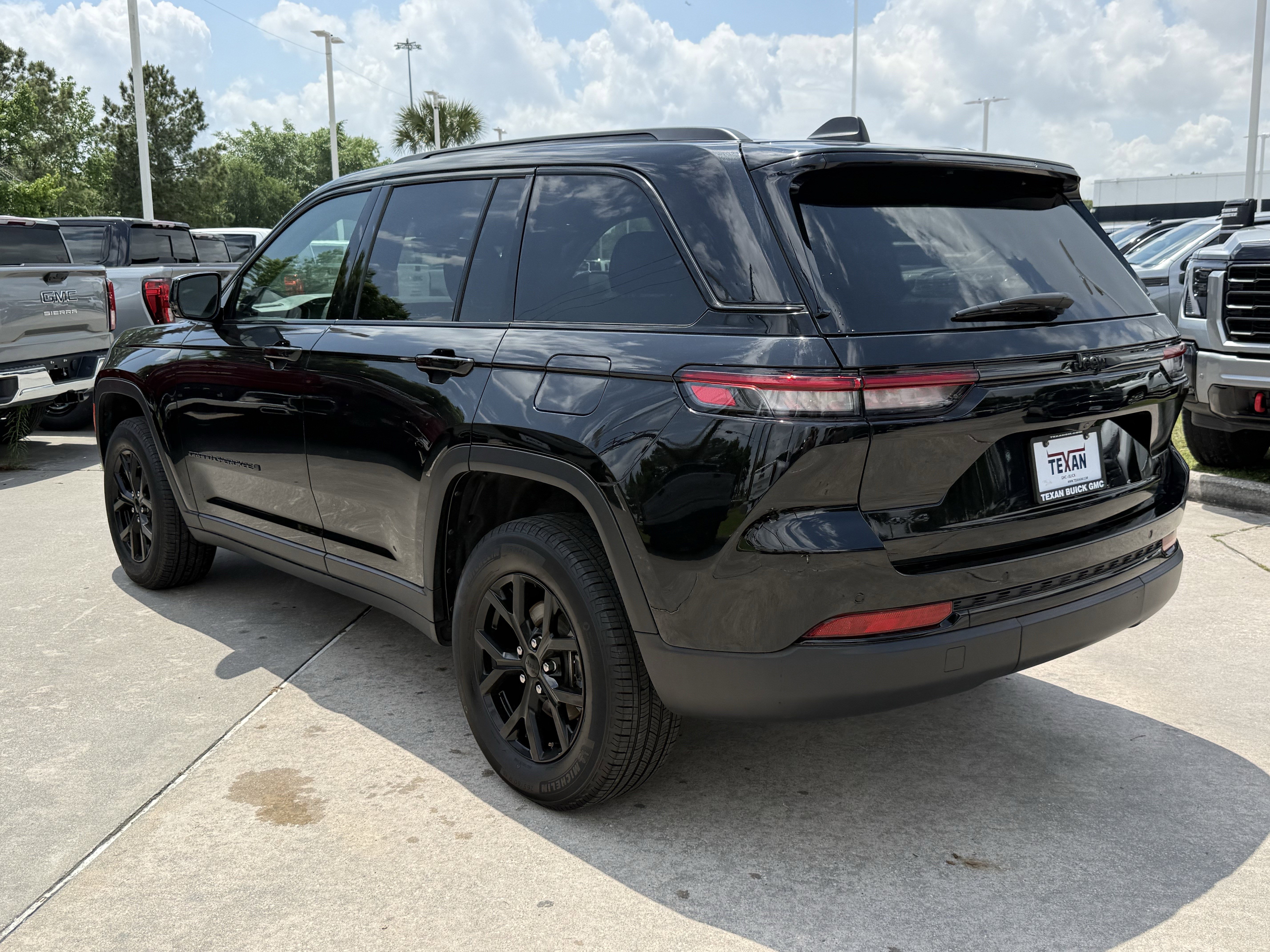 Used 2025 Jeep Grand Cherokee Altitude AWD/4WD image 7